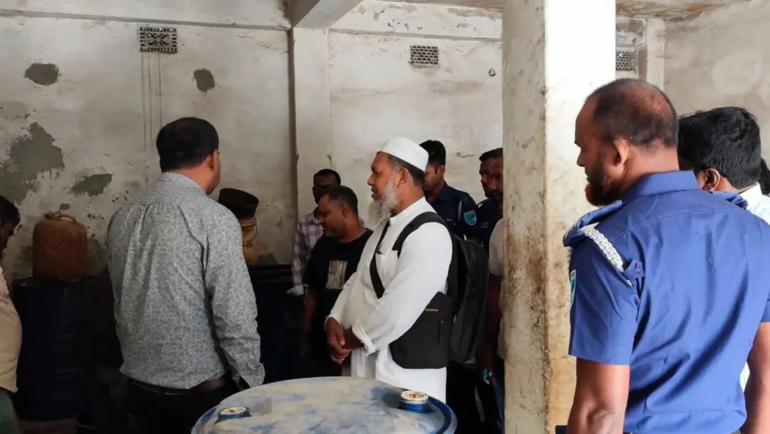 অতিরিক্ত দামে তেল বিক্রি, দুই প্রতিষ্ঠানকে লাখ টাকা জরিমানা